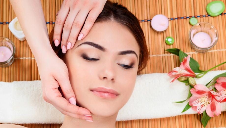 Les bienfaits du massage facial pour une peau rajeunie et rafraîchie